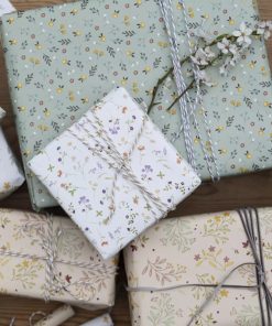 indpakkede gaver i belagt gavepapir med blomster og blad motiver