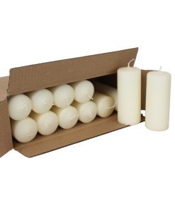 kasse med 12 styk elfenbensfarvede bloklys der måler 5 x 12 centimeter