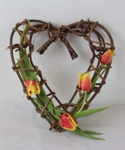 dekoreret hjerte vin stok med tulipaner