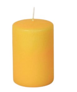 gult gennemfarvet rustikt bloklys med flad top på 6,8 x 10 centimeter