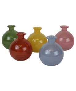 fem farvede transparente glasvaser i rød, grøn, gul, pink og blå