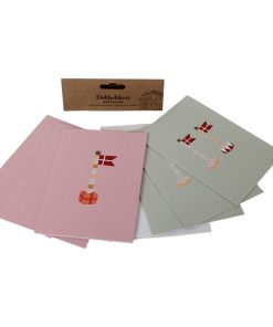 fødselsdagskort i to farver med dansk flag med hvide kuverter