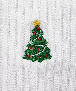 Nærbillede af motiv af juletræ på hvid strømpe