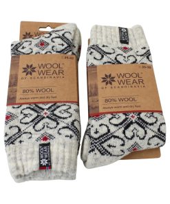 lyse grå uldsokker med hjertemønster og norsk flag i to størrelser