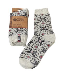 lyse grå uldsokker med hjertemønster og norsk flag i størrelse 39-42