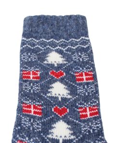 nærbillede af skaftet med hvidt og rødt mønster på blå uldsok