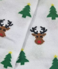Nærbillede af motiver på hvid strømpebukser rudolf og juletræer