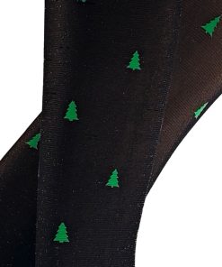 Nærbillede af sorte strømpebukser med glimmer og juletræer