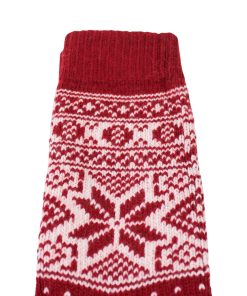 nærbillede af skaftet med norsk strikmønster på rød uldsok