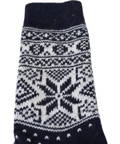 nærbillede af skaftet med norsk strikmønster i hvid og blå på uldsok