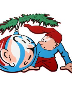 Brammingnisse med julekugle i træ til ophæng malet på begge sider 38 cm