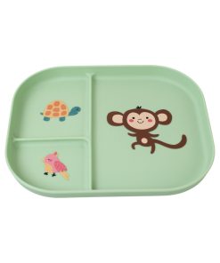 ruminddelt grøn tallerken til børn med tre rum der måler 22 x 18 x 2 centimeter