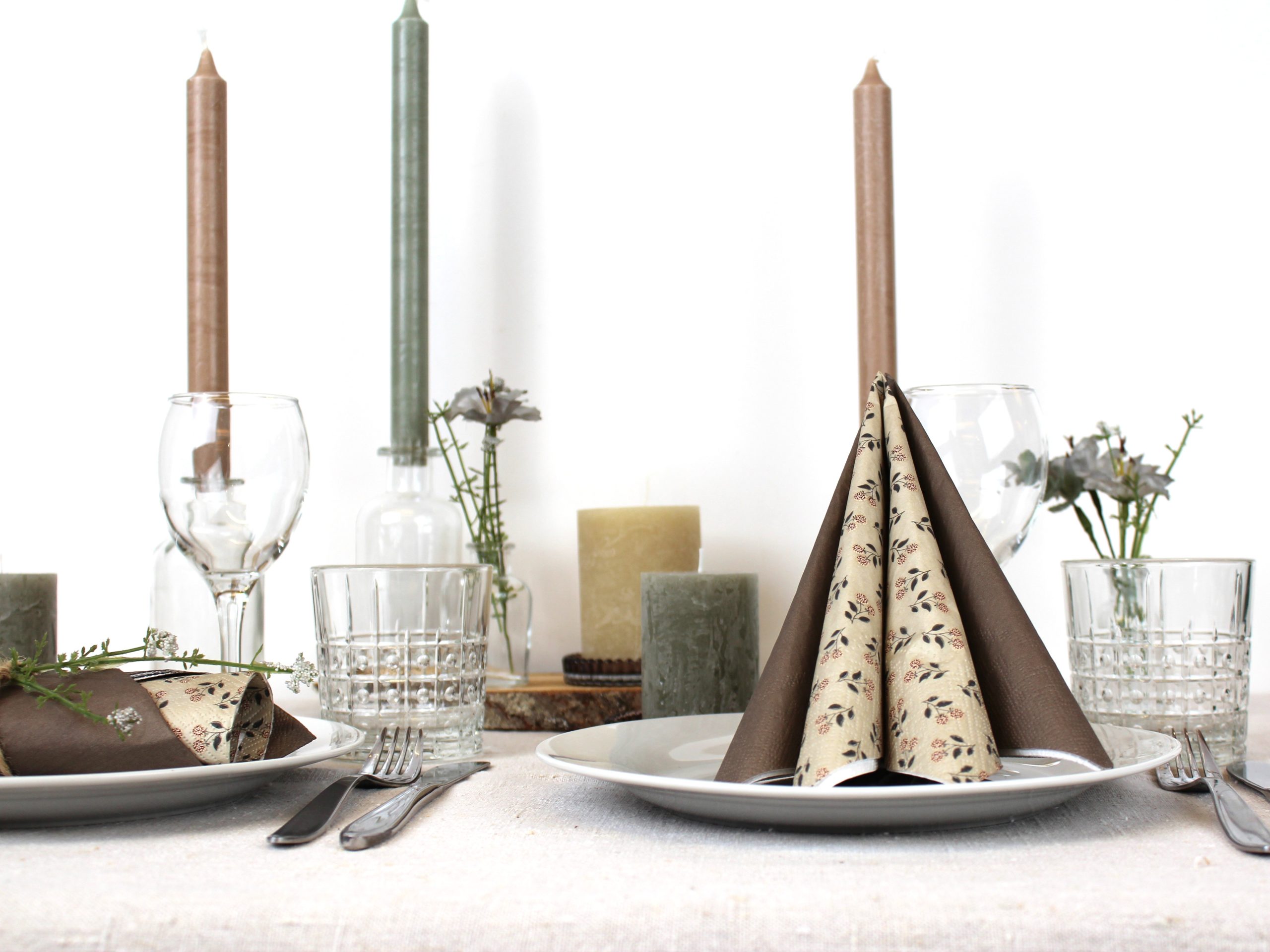 Bordækning til konfirmation i grønne og brune farver