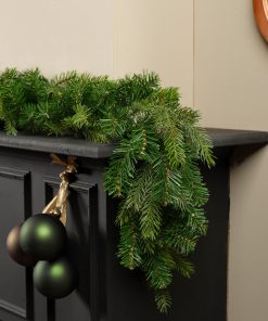 Grandis kunstig granguirlande med julekugler